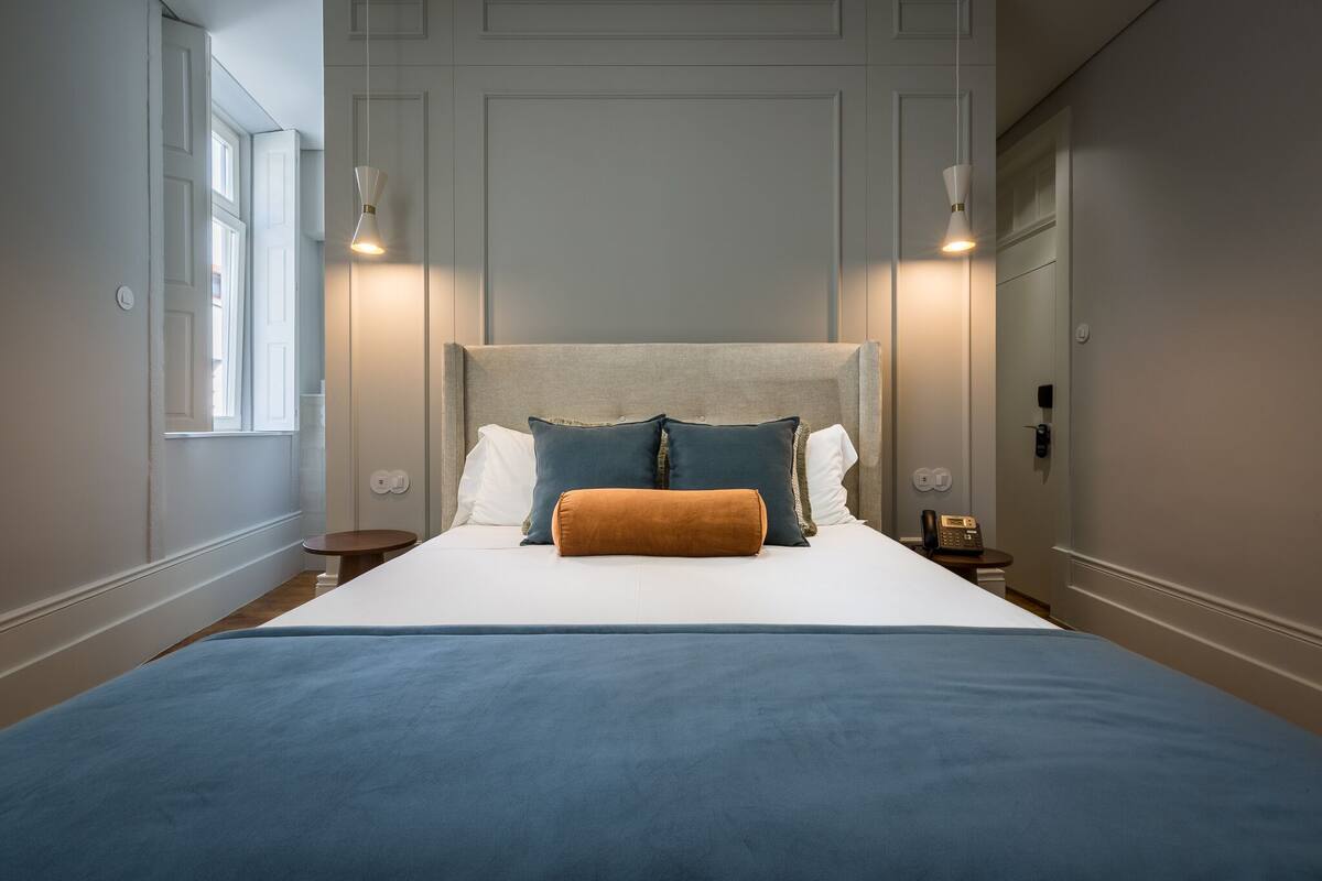 Deluxe Double | Premium bedding, memory foam beds, in-room safe