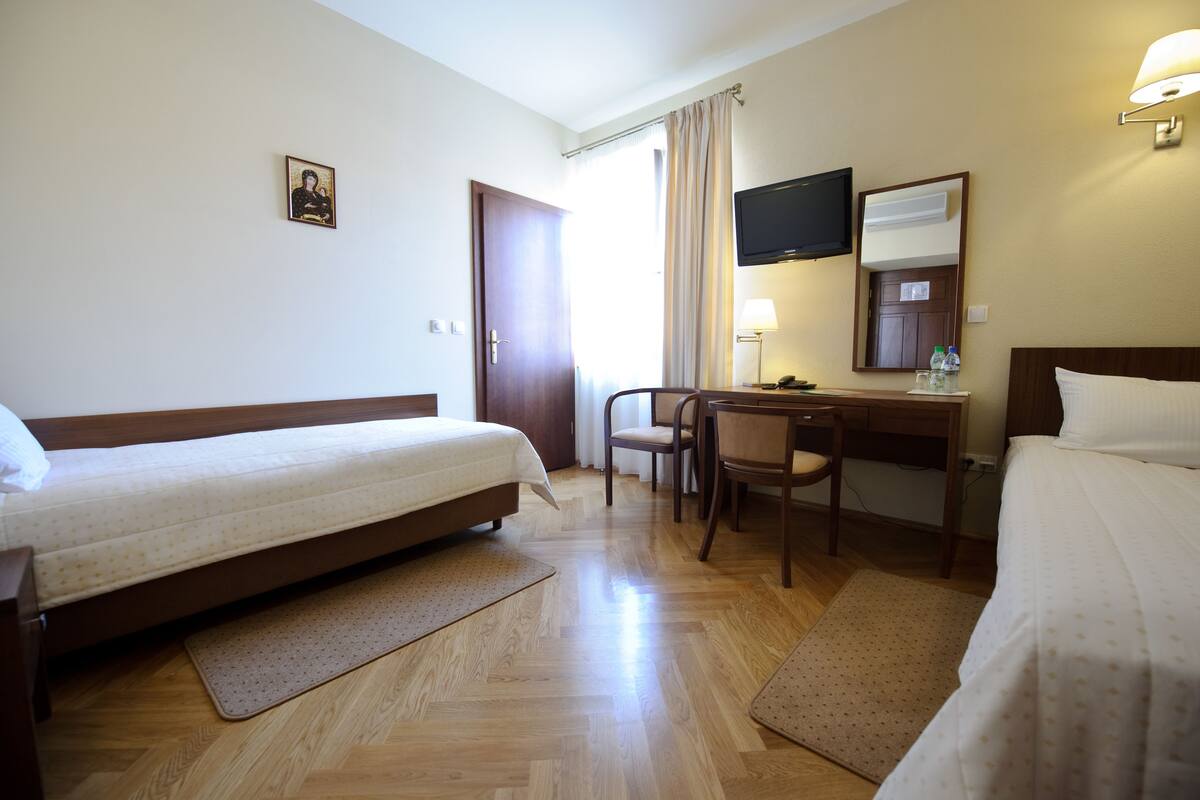 Double or Twin Room | Hypo-allergenic bedding available, in-room safe, desk