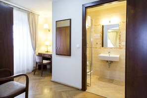 Kamer, 1 twee- of 2 eenpersoonsbedden | Hypoallergeen beddengoed, een kluis op de kamer, een bureau