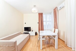 Appartement, 2 chambres, cuisine | Coin séjour | Télévision