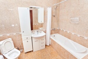 Apartamento, 2 habitaciones, cocina | Baño | Ducha, artículos de higiene personal gratuitos y secador de pelo