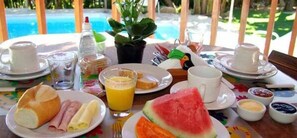 朝食 (ビュッフェ)、毎日提供 (無料)