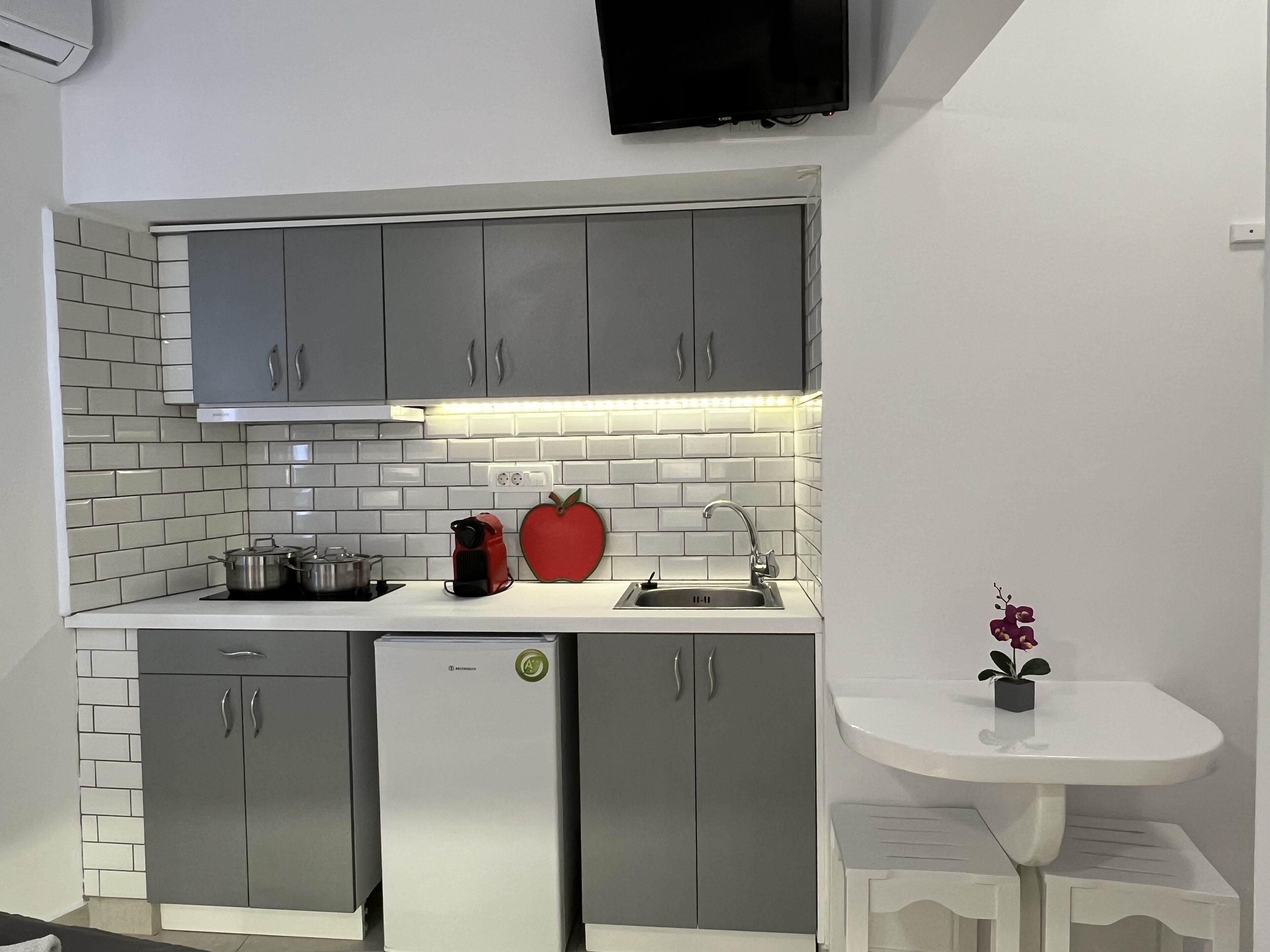 deluxe studio, ground floor | private kitchenette | fridge, electric kettle