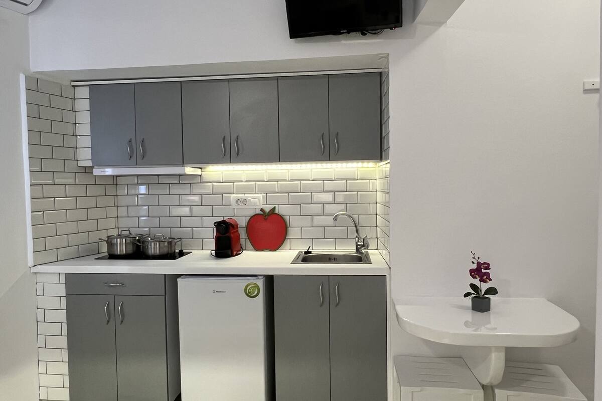 deluxe studio, ground floor | private kitchenette | fridge, electric kettle
