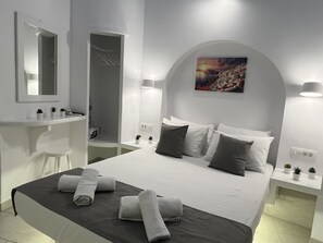 Estudio Deluxe, planta baja | Decoración personalizada, muebles diferentes y cortinas blackout 