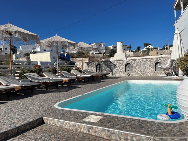 Alberca al aire libre por temporada y sombrillas en la alberca 