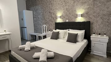 Double Room, Balcony | Individually decorated, individually furnished, blackout drapes