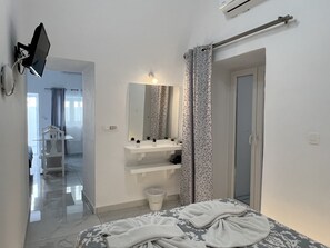 Decoración personalizada, muebles diferentes y cortinas blackout 
