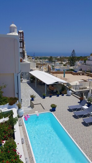Outdoor dining - Villa Pavlina (Santorini)