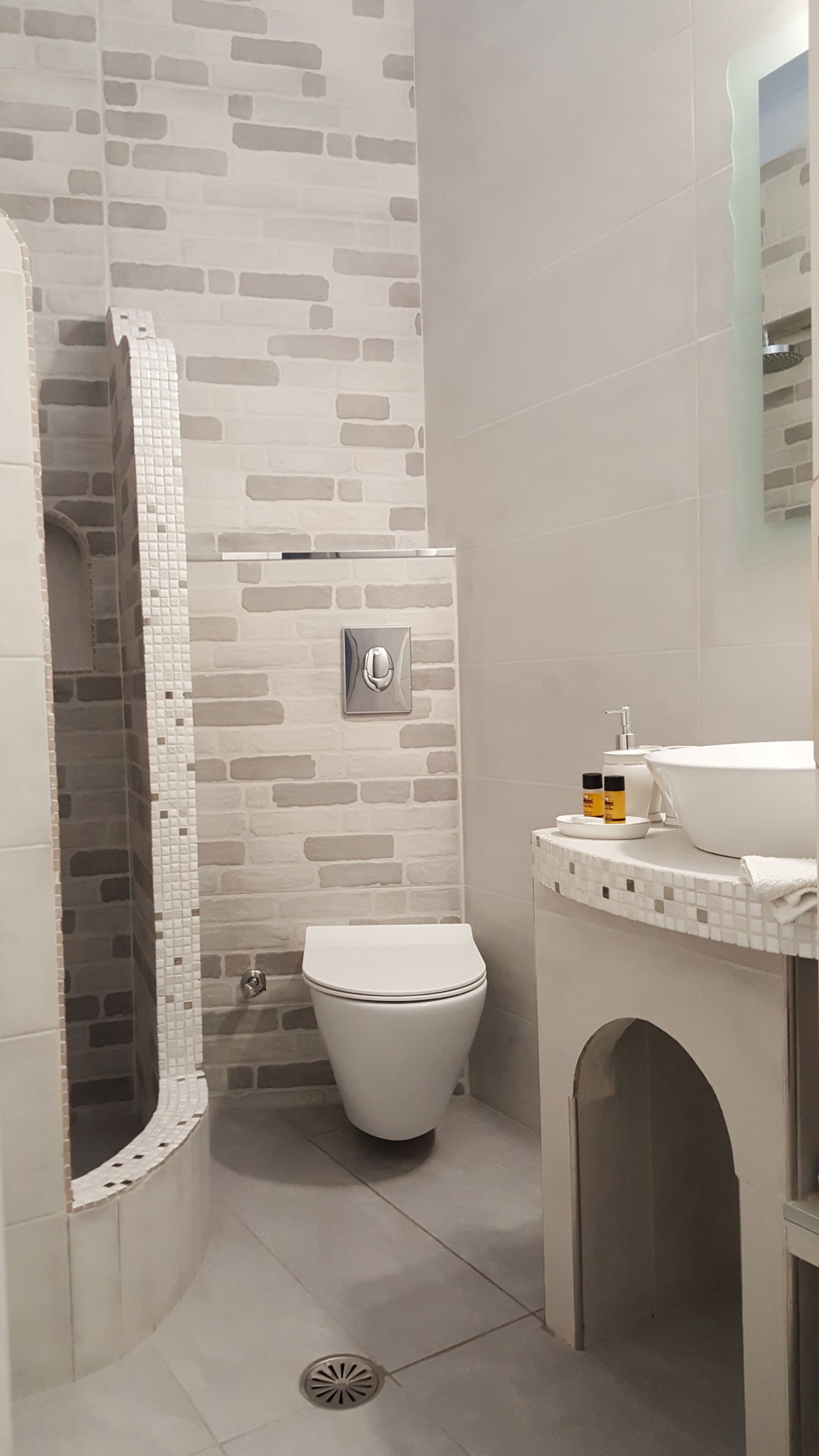 Un baño con ducha, inodoro y lavamanos.