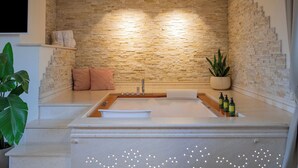 Standard Suite | Premium bedding, minibar, in-room safe, desk - Villa Michelangelo (Citta Sant'Angelo)