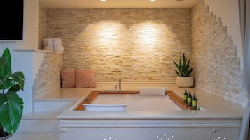 Standard-sviitti | Ylelliset vuodevaatteet, minibaari, tallelokero huoneessa