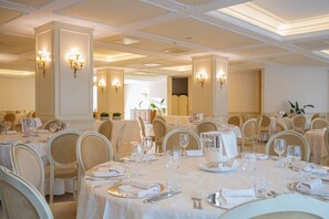 Breakfast, lunch, dinner served; pool views  - Villa Michelangelo (Citta Sant'Angelo)