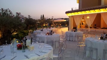 Aperto a colazione, pranzo e cena, con vista sulla piscina 