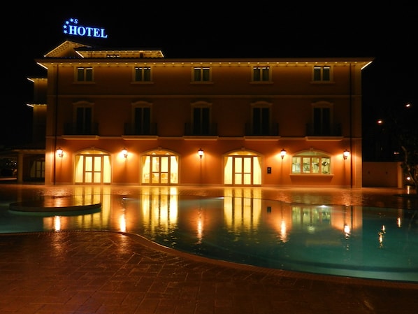 Front of property - evening/night - Villa Michelangelo (Citta Sant'Angelo)