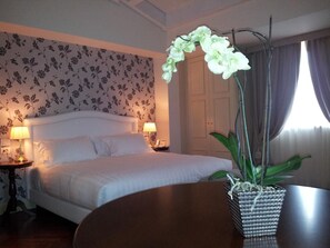 高级双人房或双床房 | 高档床上用品、迷你吧、客房内保险箱、特色装修