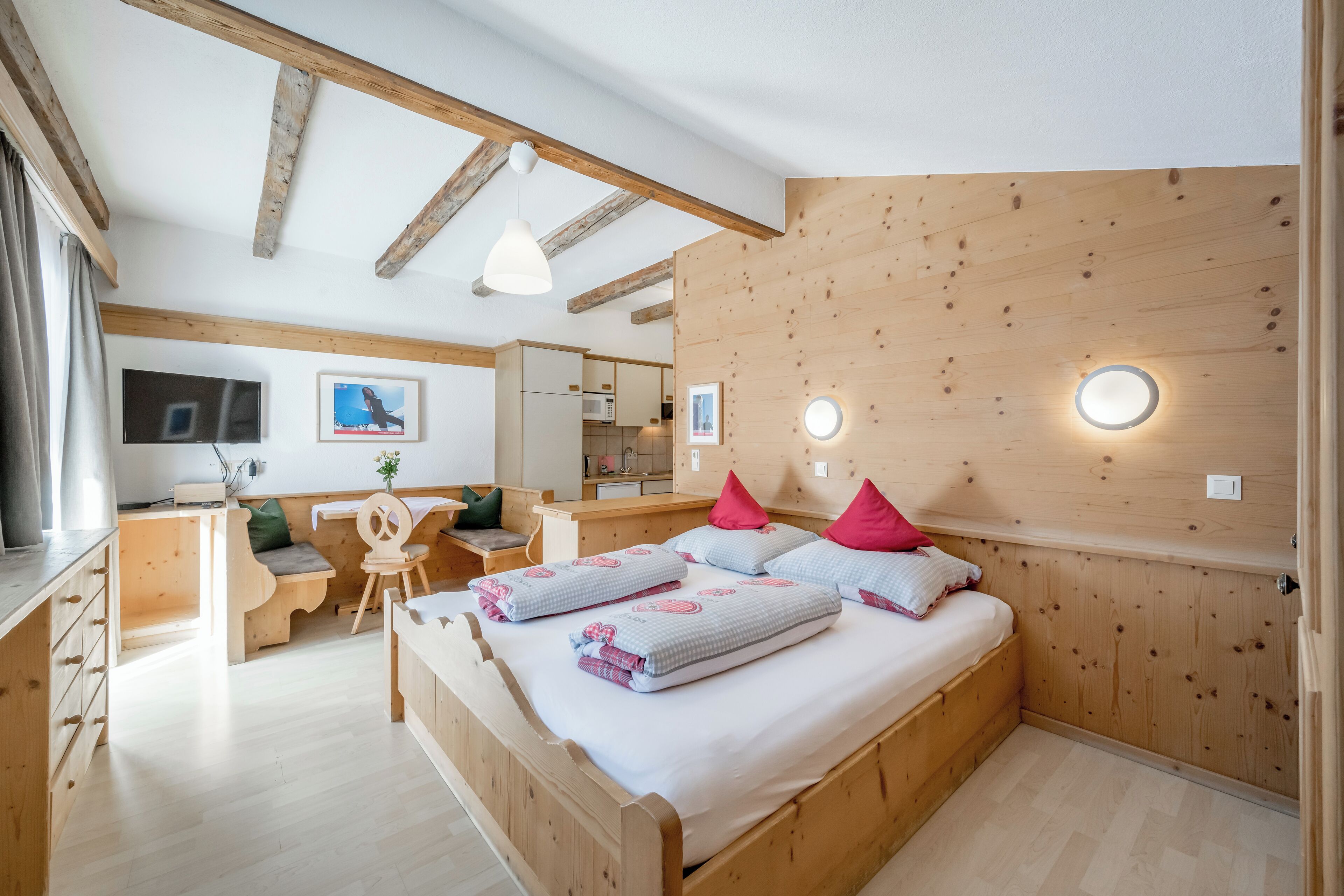 Zimmersafe, schallisolierte Zimmer, kostenlose Babybetten, Zustellbetten