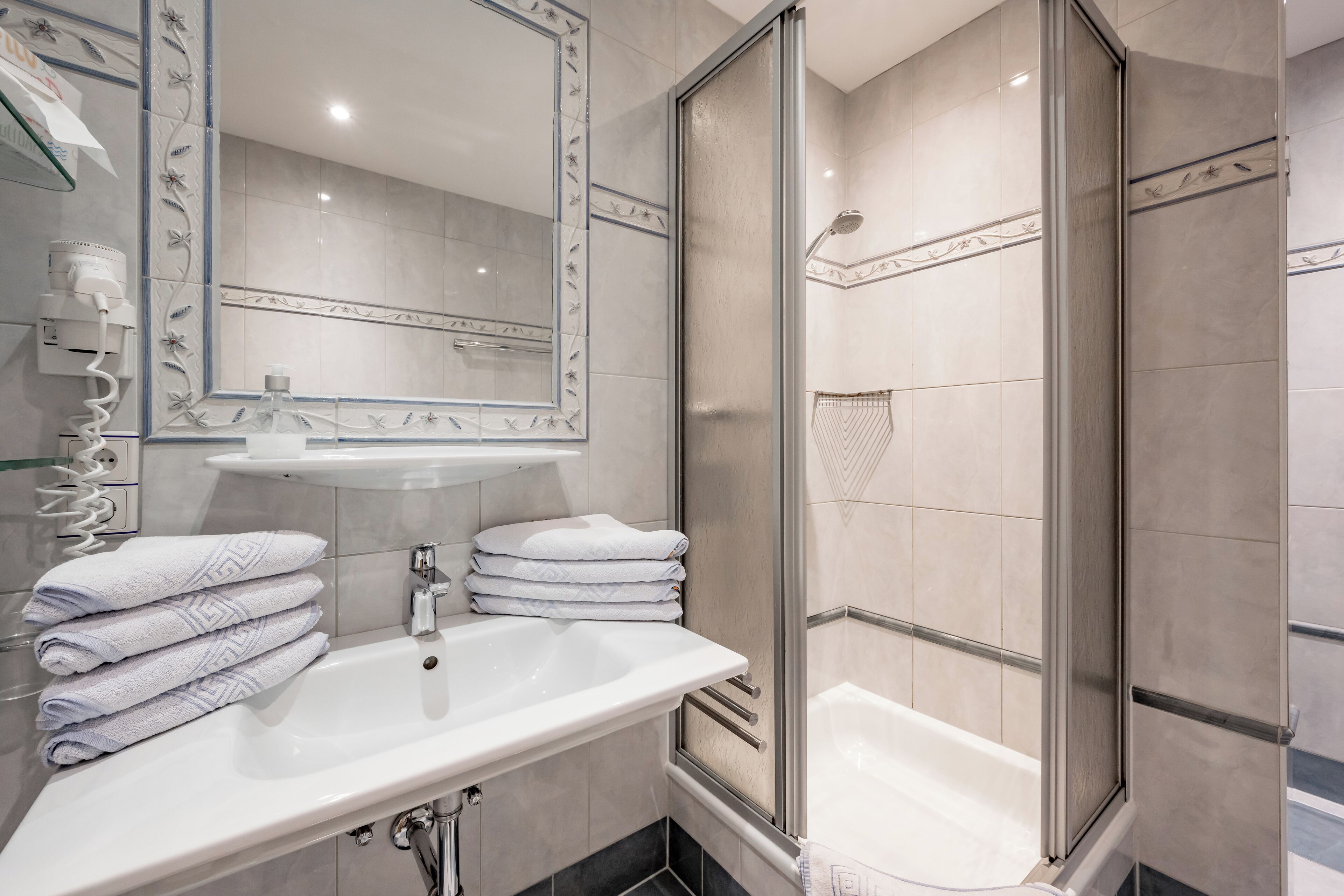 Familienzimmer (2 Erwachsene + 2 Kinder bis 10) | Badezimmer | Dusche, kostenlose Toilettenartikel, Haartrockner, Bademäntel