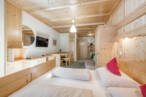 Studio 2+1 (2 adults + 1 child up to 10 years) | In-room safe, soundproofing, free cribs/infant beds, rollaway beds - Landhaus Edelweiss (Sankt Leonhard im Pitztal)