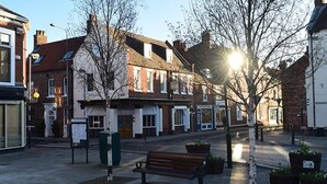 Front of property - The Tudor Rose Hotel (Beverley)