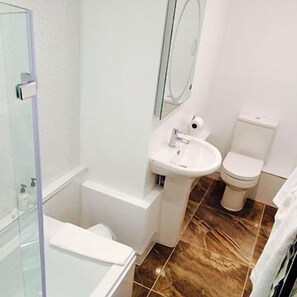 Deluxe Double Room | Bathroom | Shower, free toiletries, towels - The Tudor Rose Hotel (Beverley)