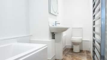 Deluxe Double Room | Bathroom shower