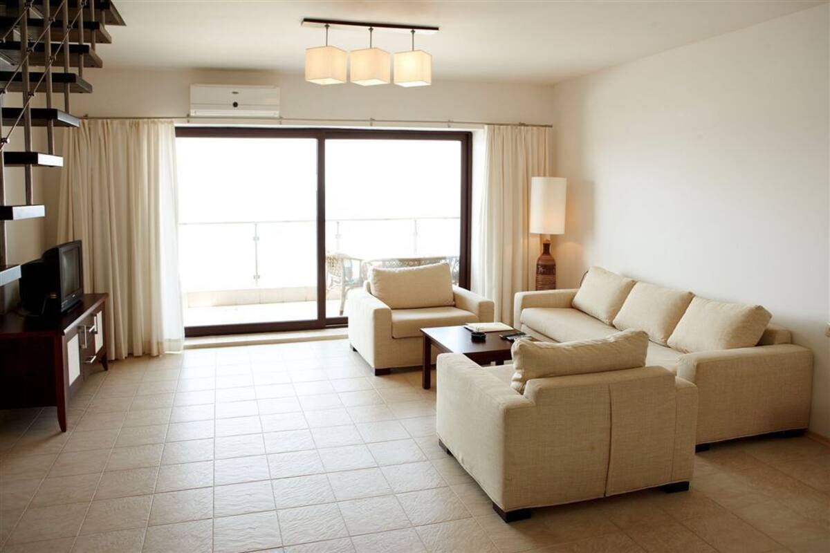 Familienapartment, 2 Schlafzimmer, Meerblick | Wohnzimmer | Fernseher