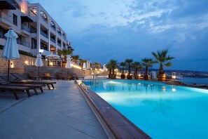 Seasonal outdoor pool, open 9:00 AM to 8:00 PM, pool umbrellas - Ofir Apartment Hotel (Sozopol)