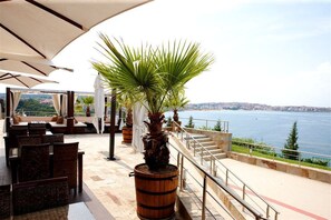 Outdoor dining - Ofir Apartment Hotel (Sozopol)