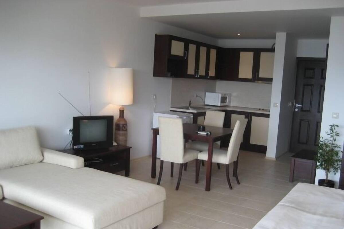Junior-Apartment, 1 Schlafzimmer, Meerblick, Strandnähe | Wohnzimmer | Fernseher