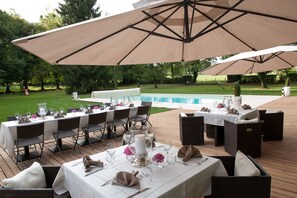 Seasonal outdoor pool, pool umbrellas, sun loungers - Chateau Le Sallay (Saincaize-Meauce)