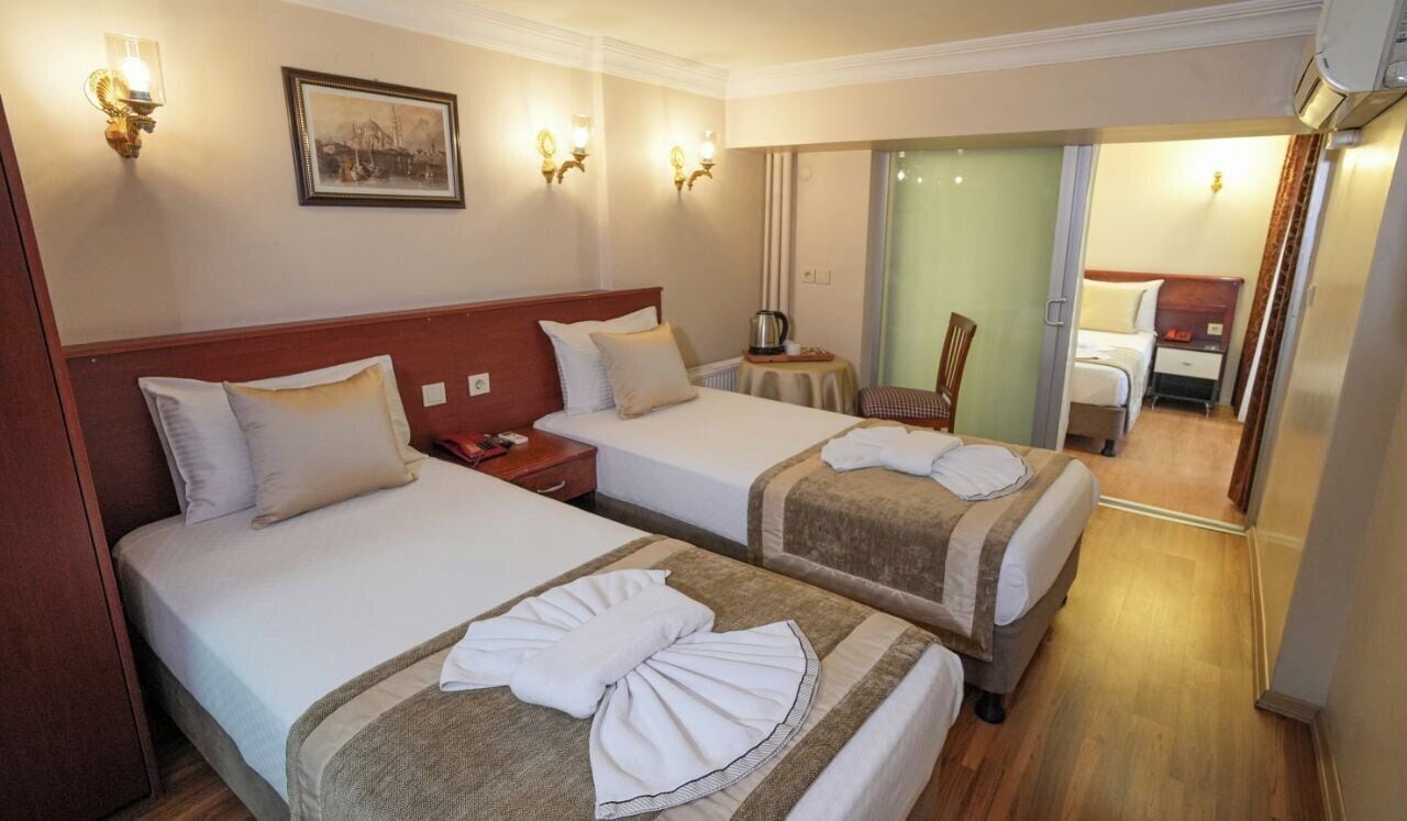 Ropa de cama de alta calidad, colchones con pillow-top y minibar 