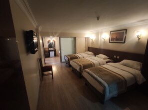 Family Room, 5 Bedrooms | Room amenity