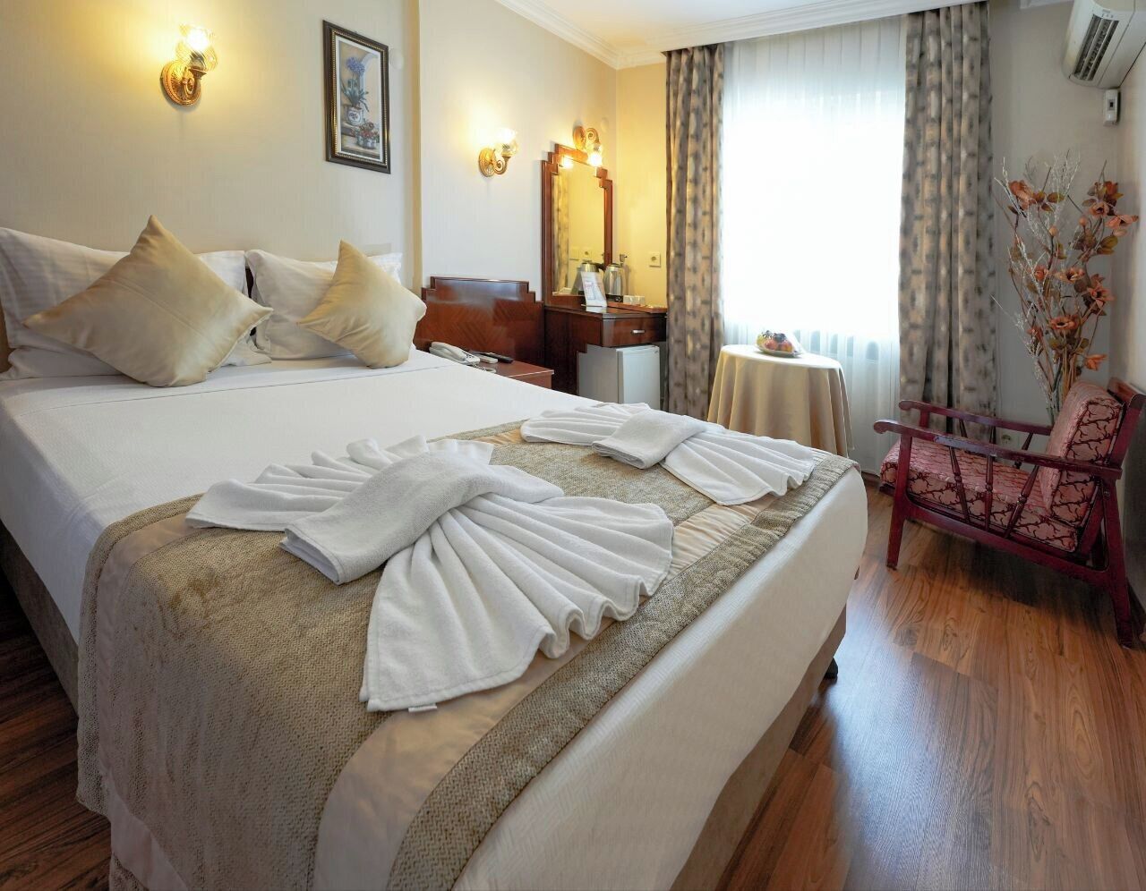 Ropa de cama de alta calidad, colchones con pillow-top y minibar 