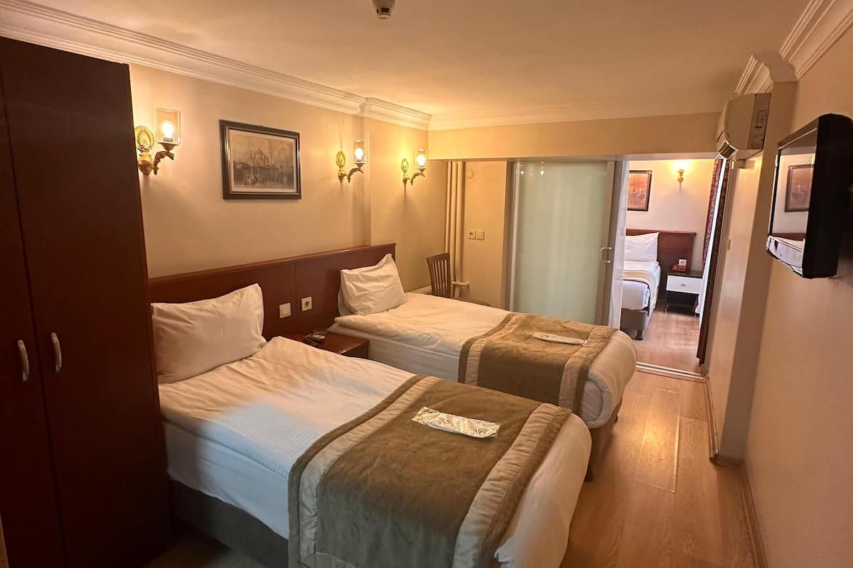 4 PERSON CONNECTION ROOM | Bộ đồ giường cao cấp, nệm có lớp đệm bông, minibar