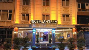 A hotel entrance with a sign reading "HOTEL AKYLIDZ". - Hotel Akyildiz (Istanbul)