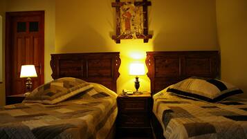 Cofres nos quartos, escrivaninha, Wi-Fi de cortesia, roupa de cama