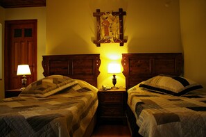 In-room safe, desk, free WiFi, bed sheets - Hera Boutique Hotel - Boutique Class (Bergama)
