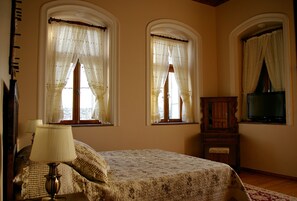 In-room safe, desk, free WiFi, bed sheets