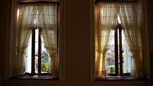 Zimmersafe, Schreibtisch, kostenloses WLAN, Bettwäsche