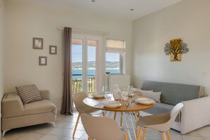 อพาร์ทเมนท์สำหรับครอบครัว, 2 ห้องนอน, วิวทะเล | ผ้านวมขนเป็ด, ตู้นิรภัยในห้องพัก, ห้องเก็บเสียง, เตารีด/โต๊ะร ีดผ้า