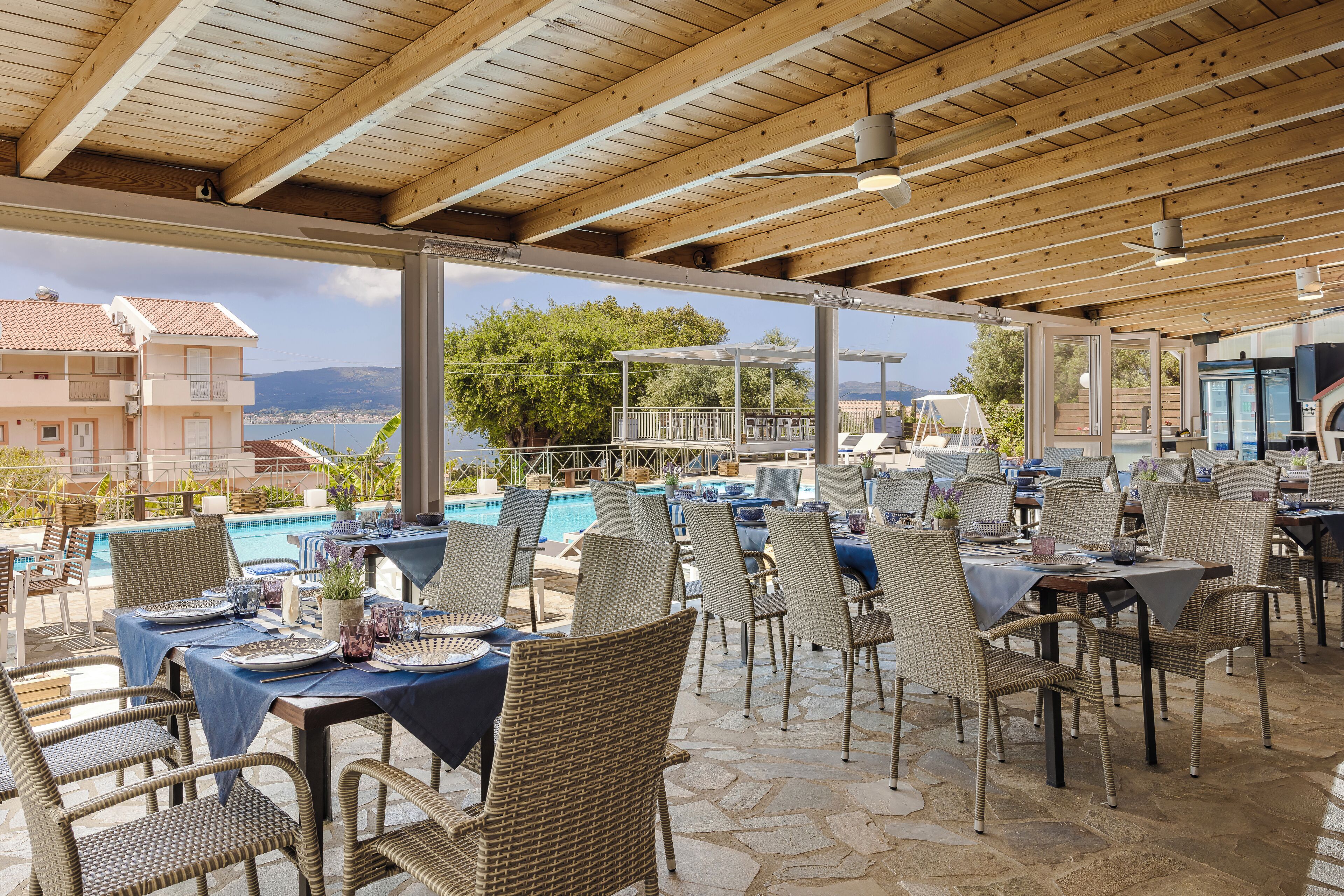 Café da manhã com buffet todos os dias (EUR 17.5 por pessoa) 