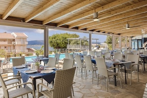 Petit déjeuner buffet (17.5 EUR par personne)