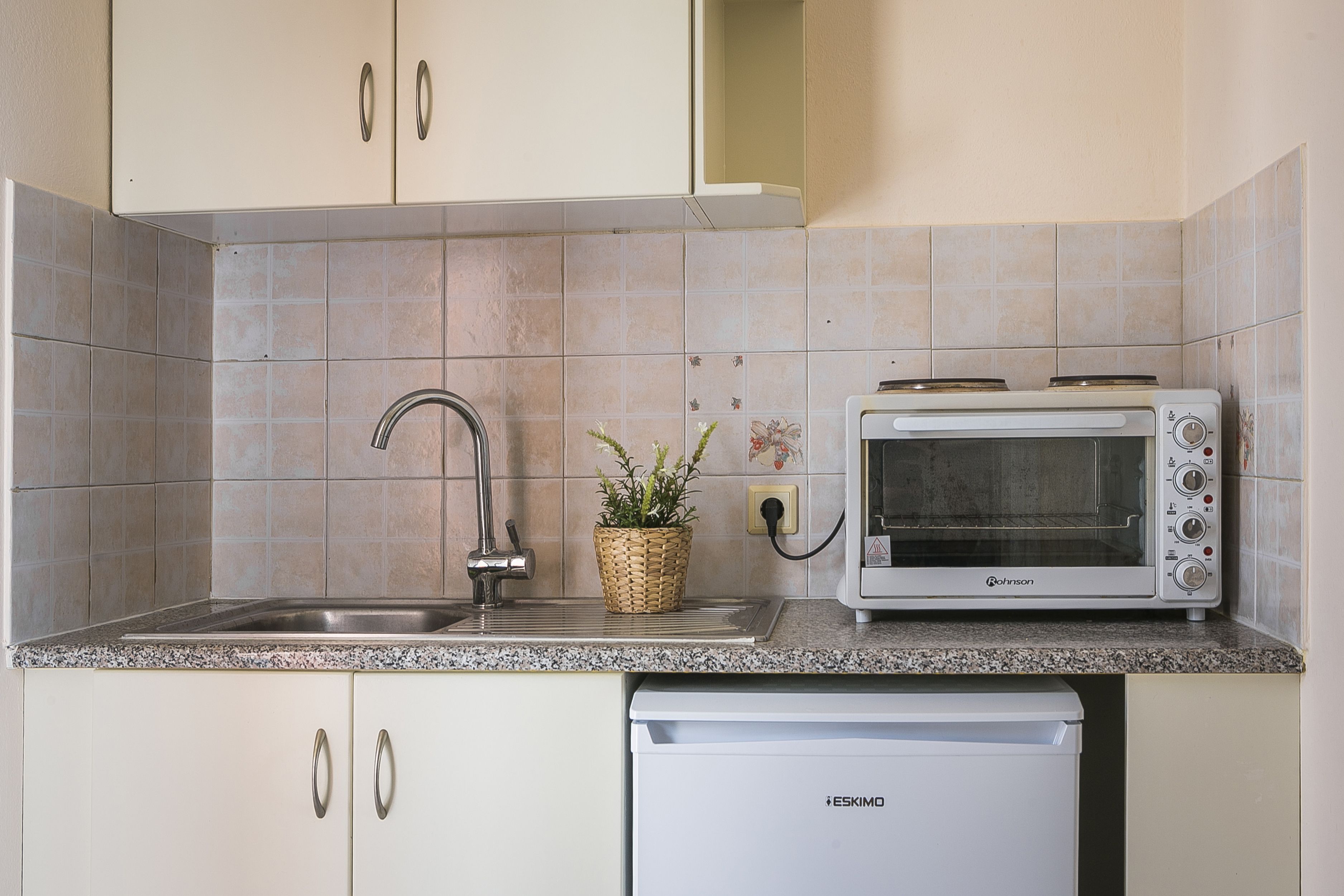 fridge, stovetop, coffee/tea maker, electric kettle