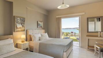 Cubrecamas y caja de seguridad en la habitación