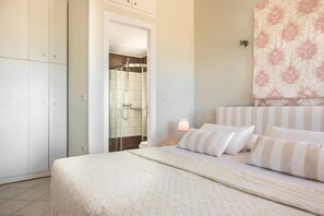 Comfort appartement, 2 slaapkamers, uitzicht op zee | Donsdekens, een kluis op de kamer, geluiddichte muren