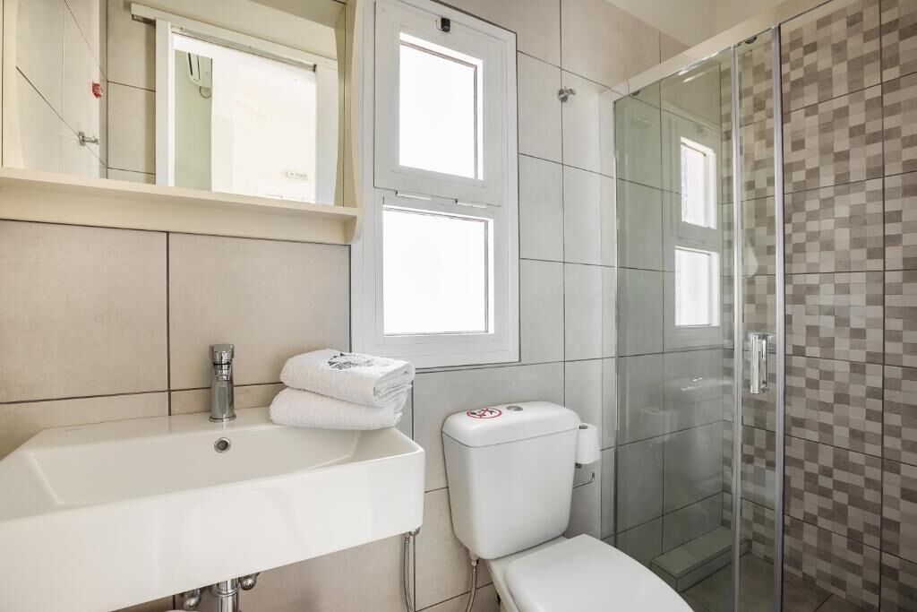 standard studio, sea view | bathroom | shower, free toiletries, hair dryer, towels