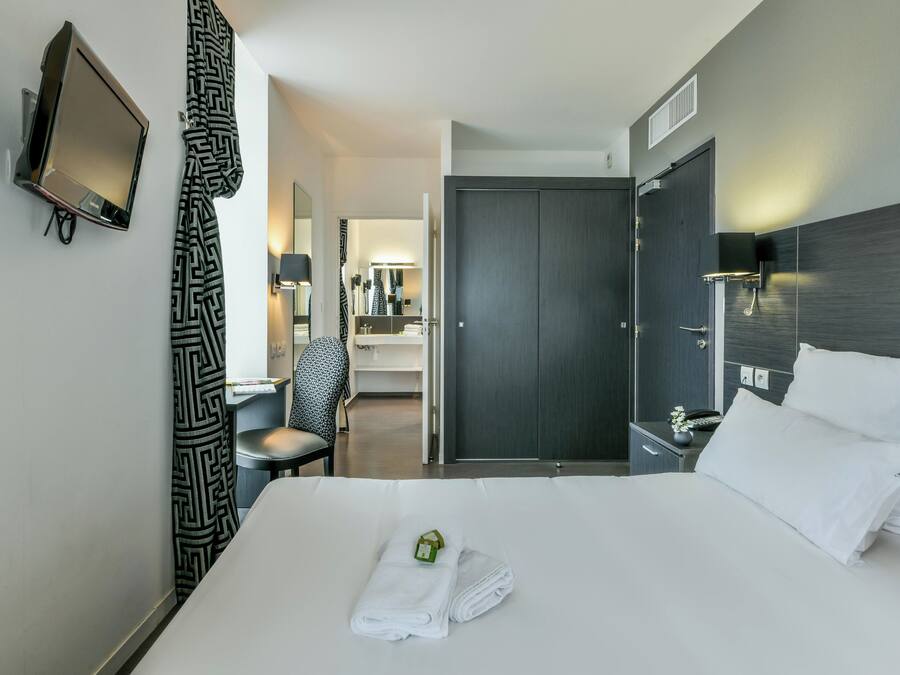 Desk, soundproofing, free WiFi, wheelchair access