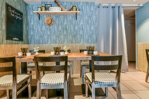 Petit déjeuner continental (12.00 EUR par personne)