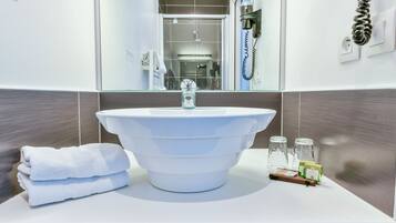 Quarto casal standard | Banheiro | Produtos de toalete grátis